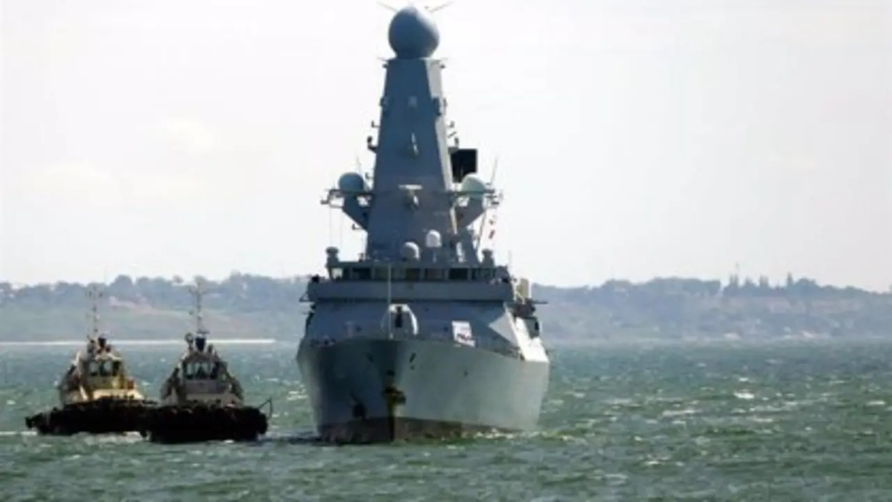 Destructor brit&aacute;nico 'HMS Defender'.