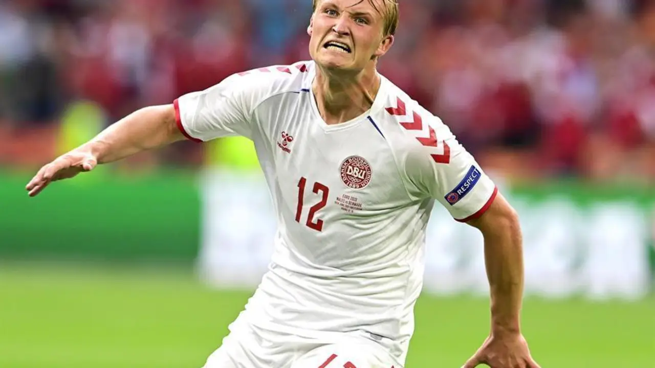 Kasper Dolberg, de Dinamarca, celebra tras marcar el 2-0 durante el partido de f&uacute;tbol de octavos de final de la Eurocopa 2020 entre Gales y Dinamarca en &Aacute;msterdam, Holanda, el 26 de junio de 2021.EFE/EPA/Olaf Kraak