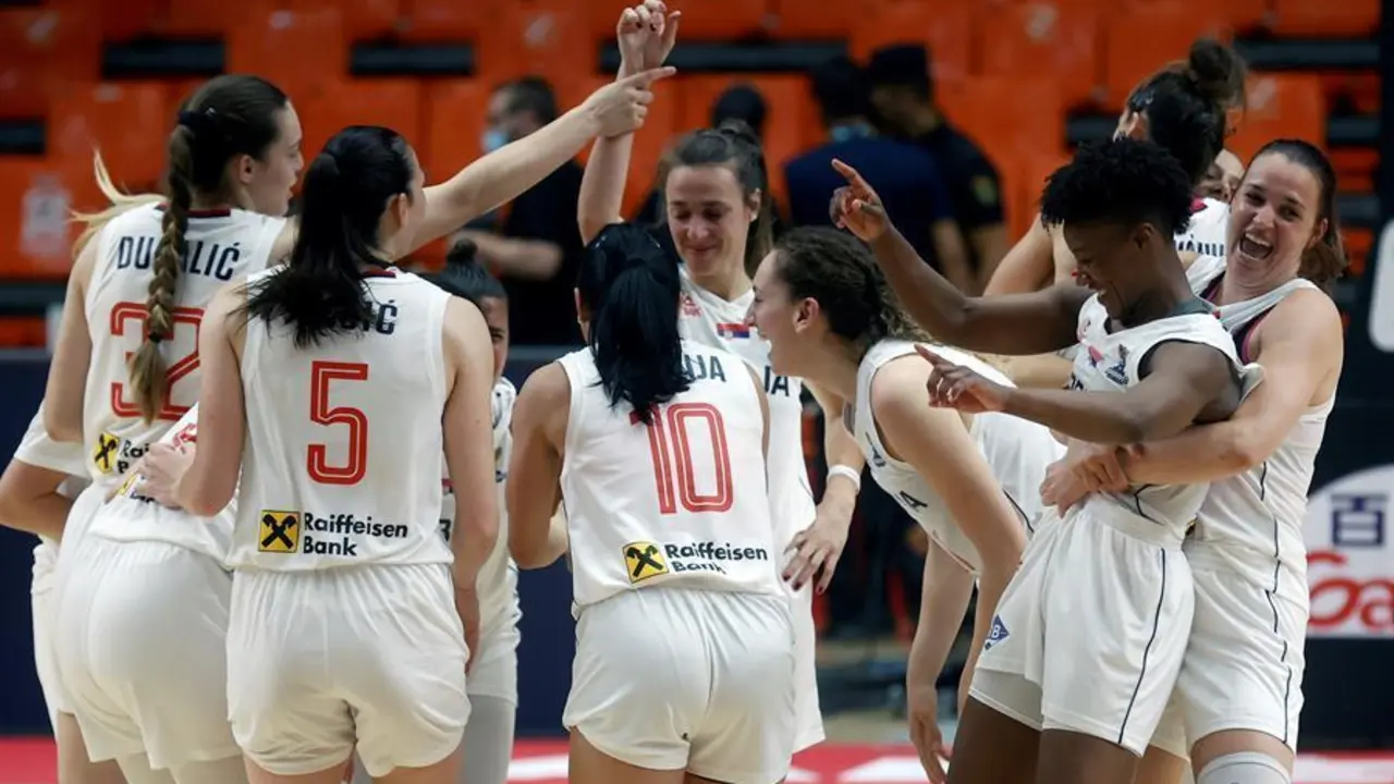 Las jugadoras de la selecci&oacute;n Serbia, tras ganar a B&eacute;lgica 74 a 73 y clasificarse para la final del Eurobasket 2021 que disputar&aacute;n contra Francia en el Pabell&oacute;n de la Fuente de San Luis de Valencia (Espa&ntilde;a). EFE/Kai F&ouml;rsterling