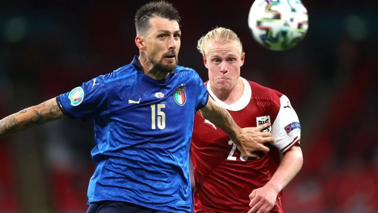 Francesco Acerbi (L) de Italia en acci&oacute;n contra Xaver Schlager (R) de Austria durante el partido de octavos de final de la Eurocopa 2020 de f&uacute;tbol entre Italia y Austria en Londres, Gran Breta&ntilde;a, el 26 de junio de 2021. / EFE/EPA/Carl Recine
