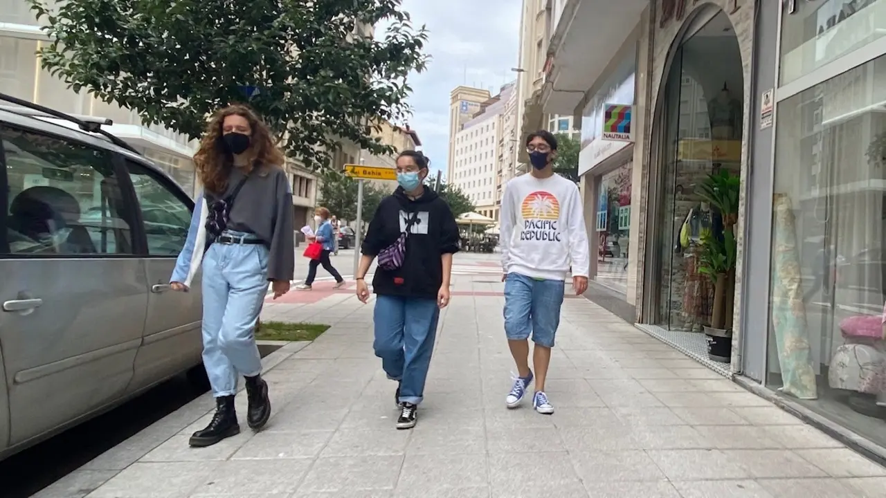 Varias personas con mascarilla por el centro de Santander. / Hardy
