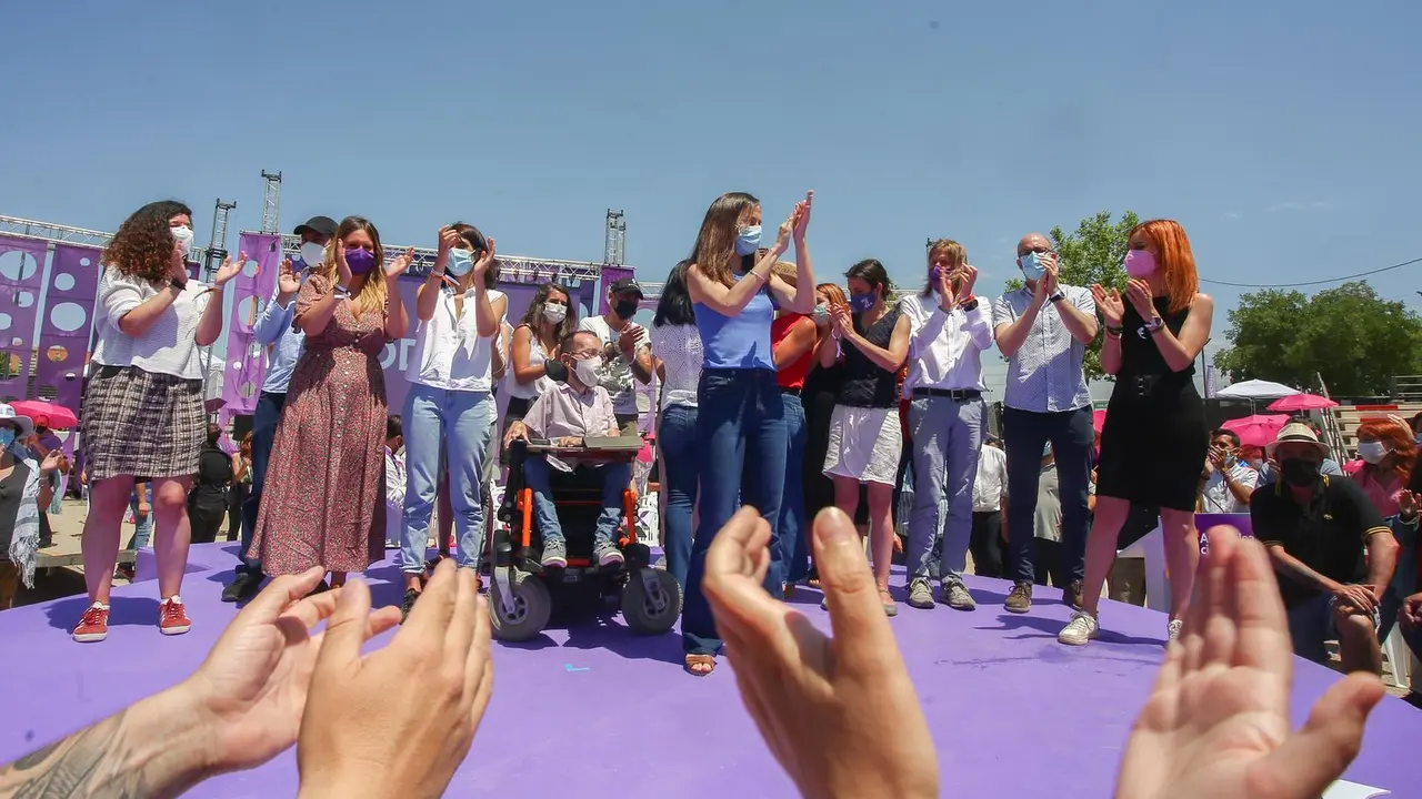 La nueva l&iacute;der de Podemos, Ione Belarra, aplaude tras ser elegida como secretaria general del partido con el 89% de los votos con su candidatura `Crecer&acute;, en la IV Asamblea Ciudadana Estatal de Podemos, a 13 de junio de 2021, en el Auditorio Parque de Luc