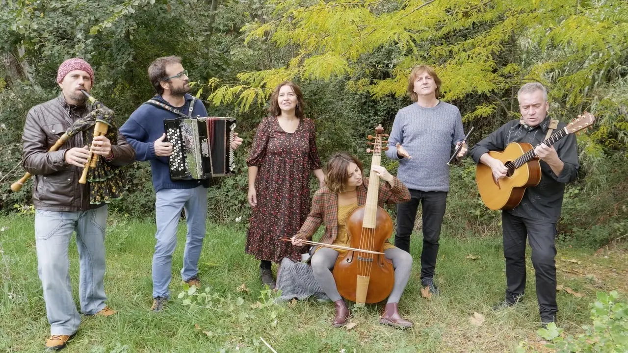 El grupo de folk Biella Nui repasar&aacute; este domingo las joyas del patrimonio musical de ordena en A&iacute;nsa.