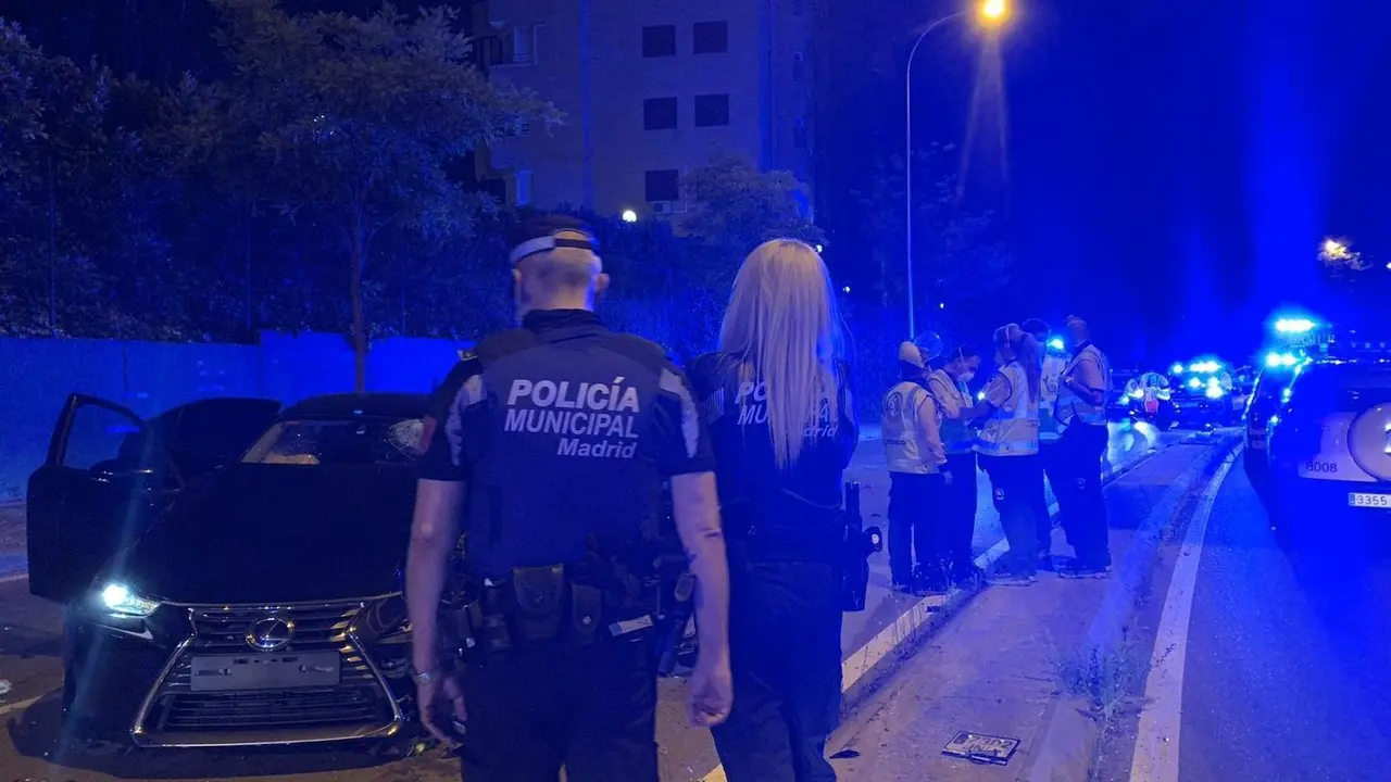 Agentes de Polic&iacute;a de Madrid durante un accidente en Sinesio Delgado
