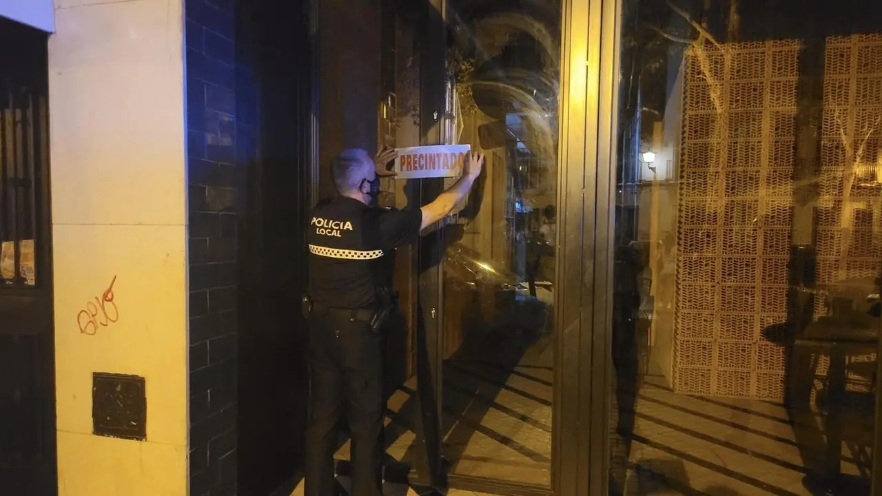 Precinto de un bar en la Alameda