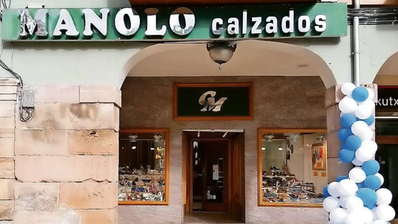 Vista del exterior del establecimiento Calzados Manolo en Torrelavega. / ALERTA