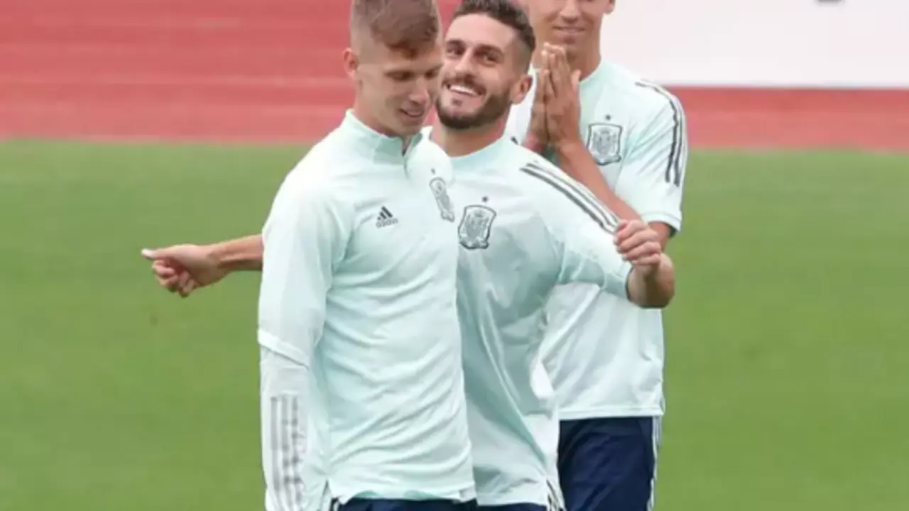 Koke bromea con Dani Olmo bajo la atenta mirada de Marcos Llorente durante un entrenamiento de la selecci&oacute;n espa&ntilde;ola de cara a la Eurocopa 2020 - Cezaro De Luca/dpa