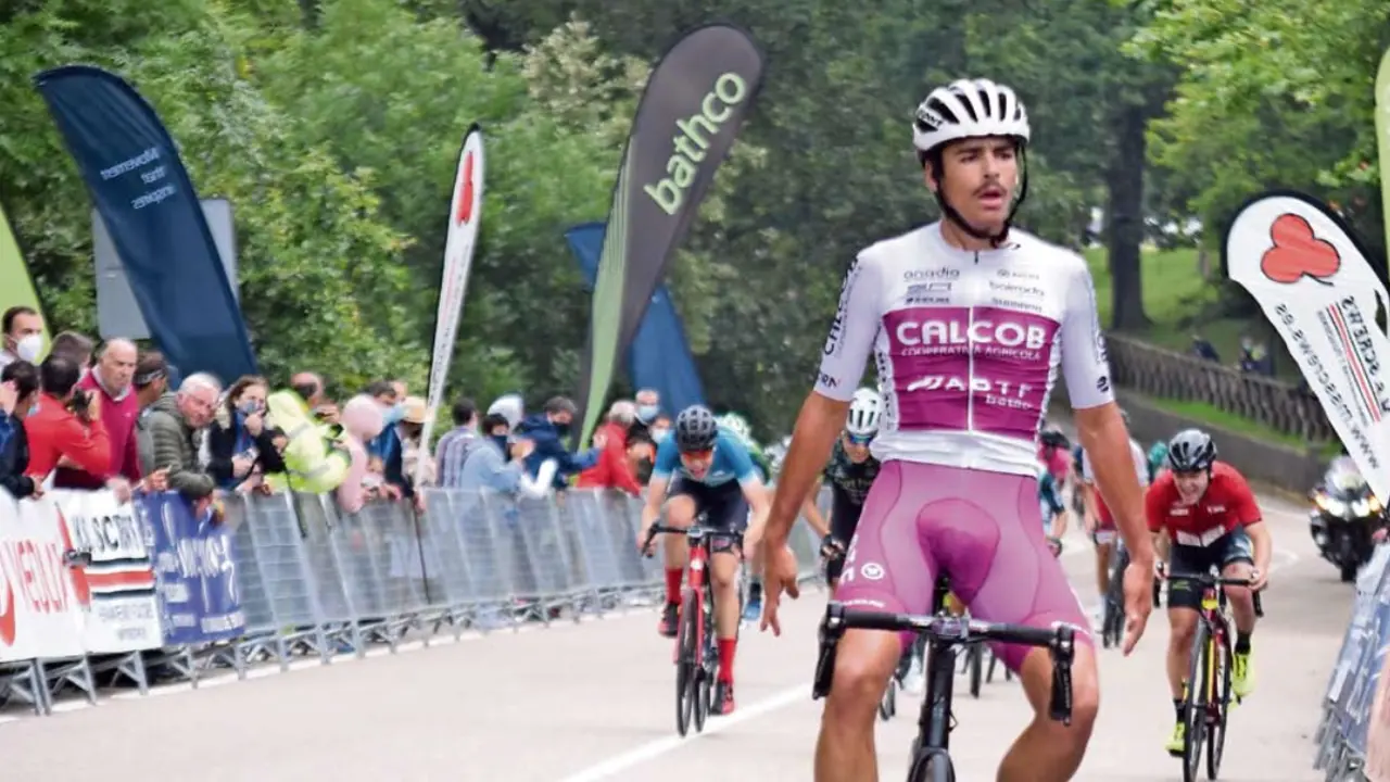 El ciclista portugu&eacute;s Antonio Morgado entrando vencedor en la l&iacute;nea de meta. / Castillo