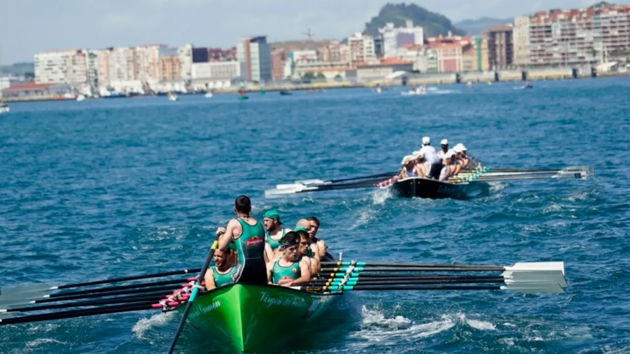 La trainera de Camargo, persiguiendo a la de Pedre&ntilde;a. / Hardy
