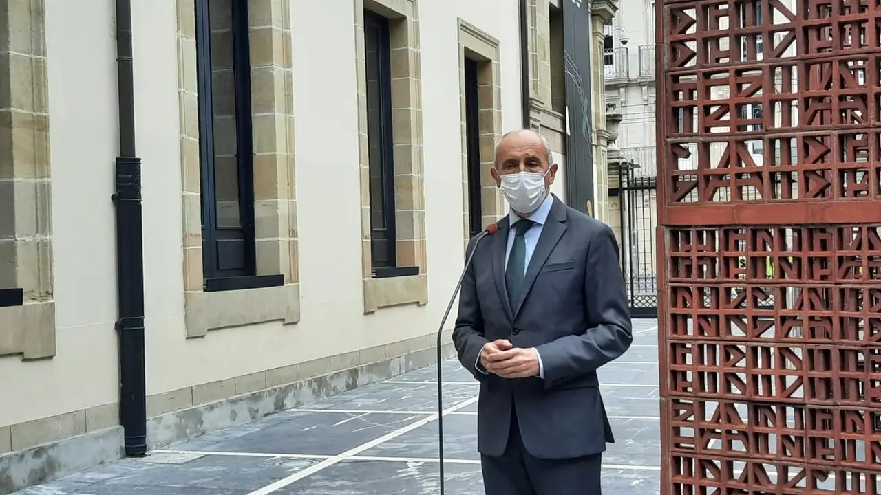 El vicelehendakari y consejero de Seguridad, Josu Erkoreka, realiza declaraciones en el Parlamento vasco.