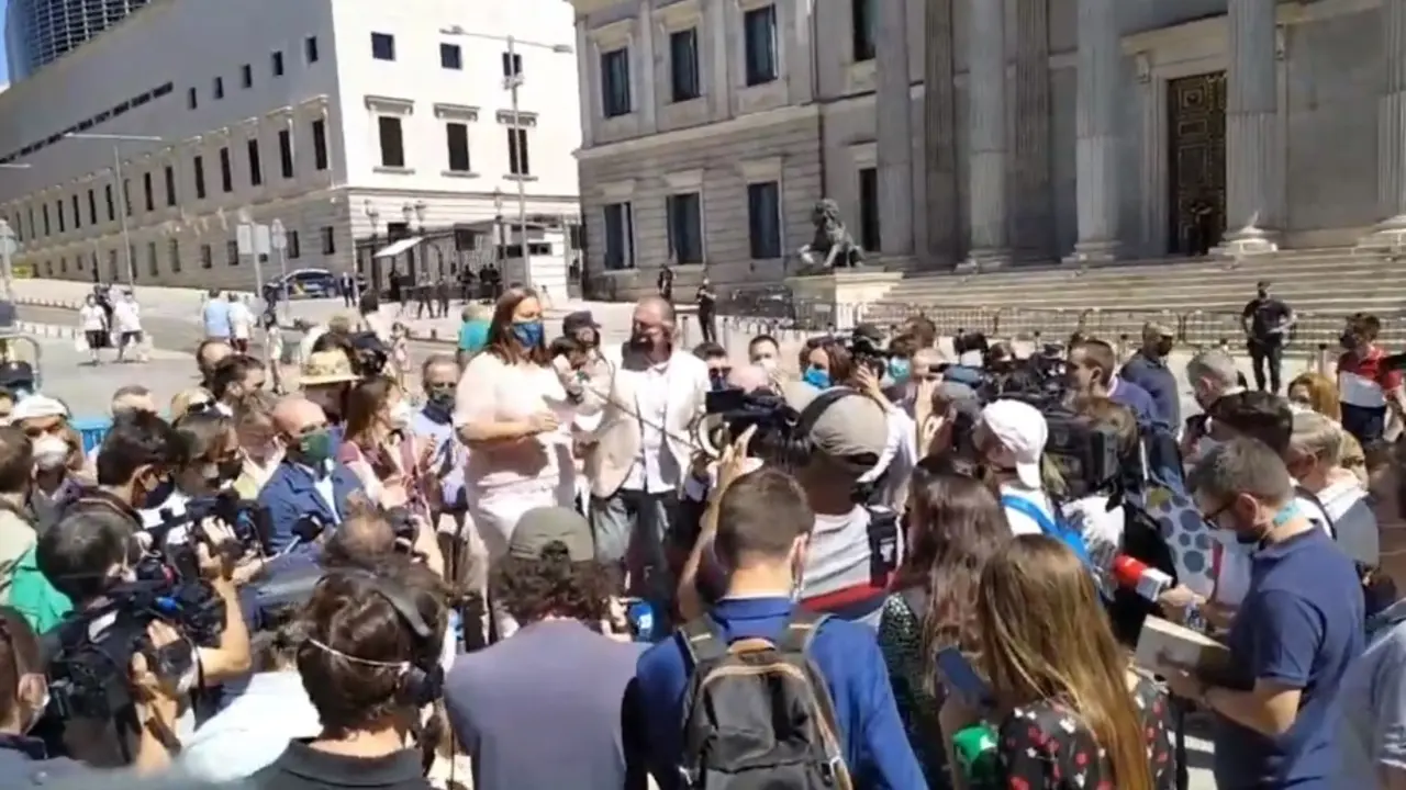 La presidenta de la AVT, Maite Araluce, en la concentraci&oacute;n para rendir homenaje a las v&iacute;ctimas de terrorismo fuera del Congreso