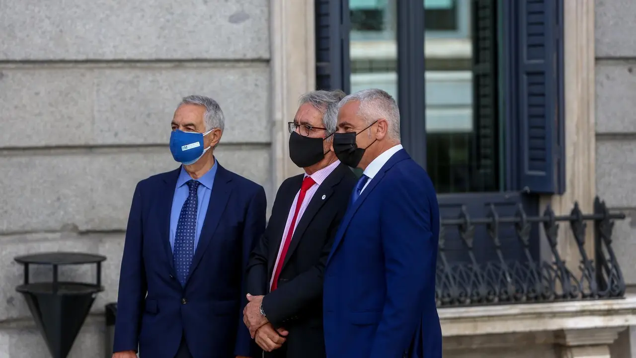 Tres representantes de varias asociaciones de las v&iacute;ctimas del terrorismo, a su llegada al acto en recuerdo y homenaje a las v&iacute;ctimas del terrorismo, en el Sal&oacute;n de Sesiones del Congreso de los Diputados, a 27 de junio de 2021, en Madrid (Espa&ntilde;a). 