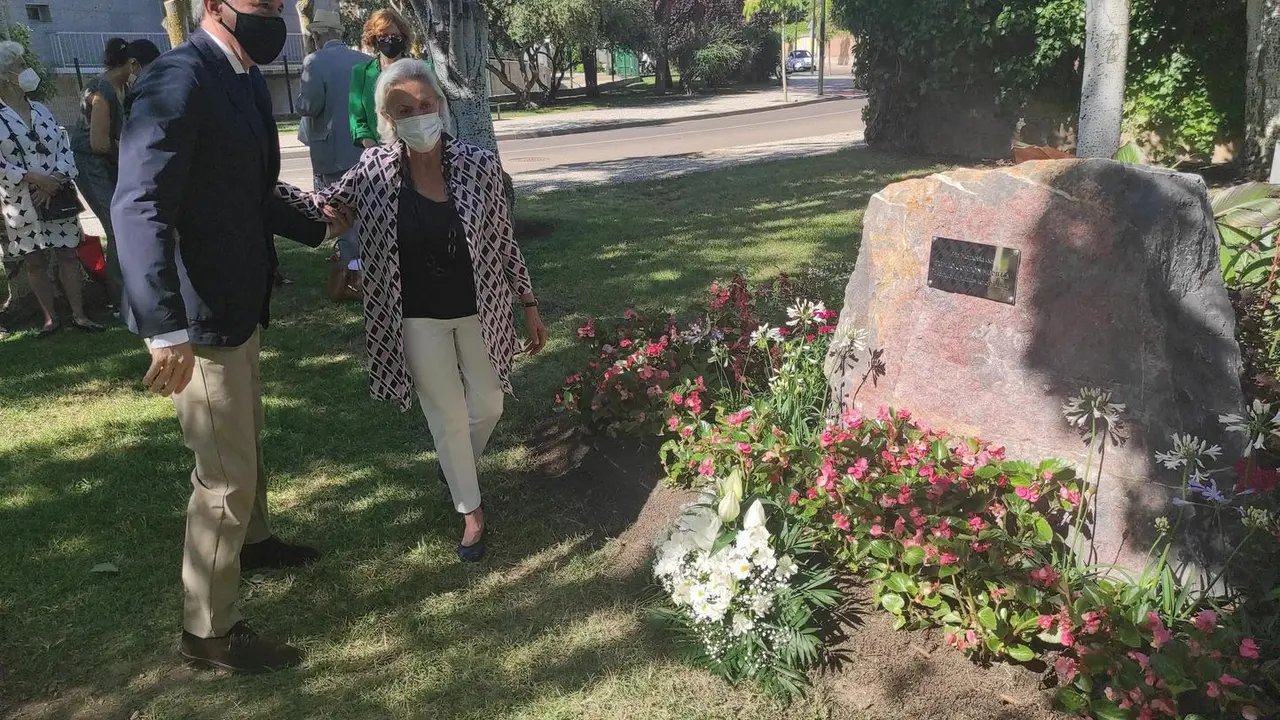 El alcalde de Zaragoza, Jorge Azc&oacute;n, y la viuda de Publio Cord&oacute;n, Pilar Muro, en el homenaje al empresario.