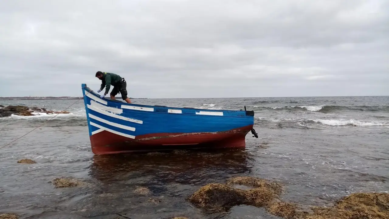 Imagen de la patera interceptada por la Guardia Civil