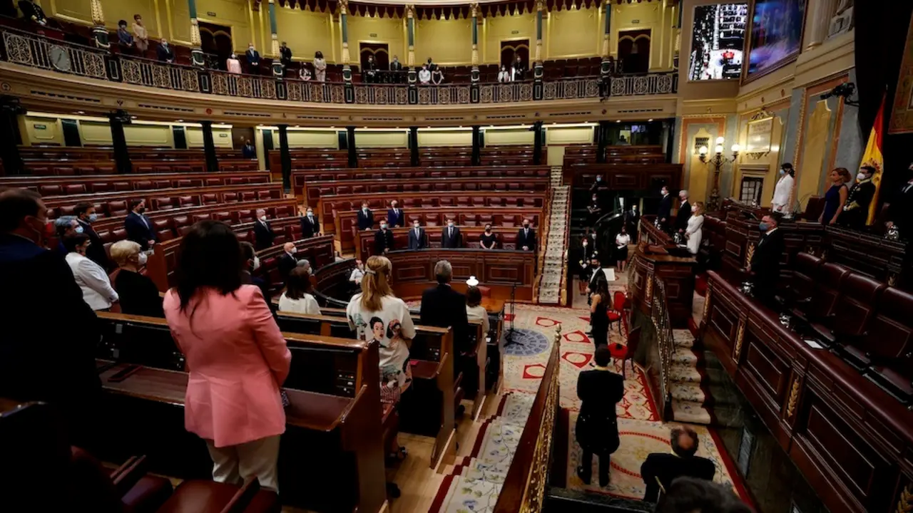 Vista general durante el minuto de silencio guardado en memoria de las v&Igrave;ctimas del terrorismo durante el acto solemne por el D&Igrave;a de las V&Igrave;ctimas del Terrorismo celebrado este domingo en el Congreso de los Diputados. EFE/J.J. Guill&Egrave;n