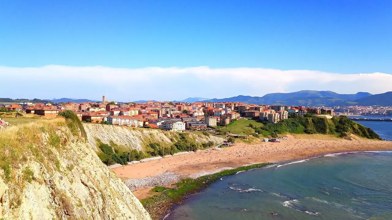 Archivo - Playa vizca&iacute;na en una jornada soleada