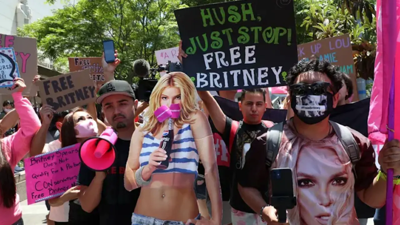 Los fans se re&uacute;nen fuera de la corte como Britney Spears busca el fin de la tutela. EFE