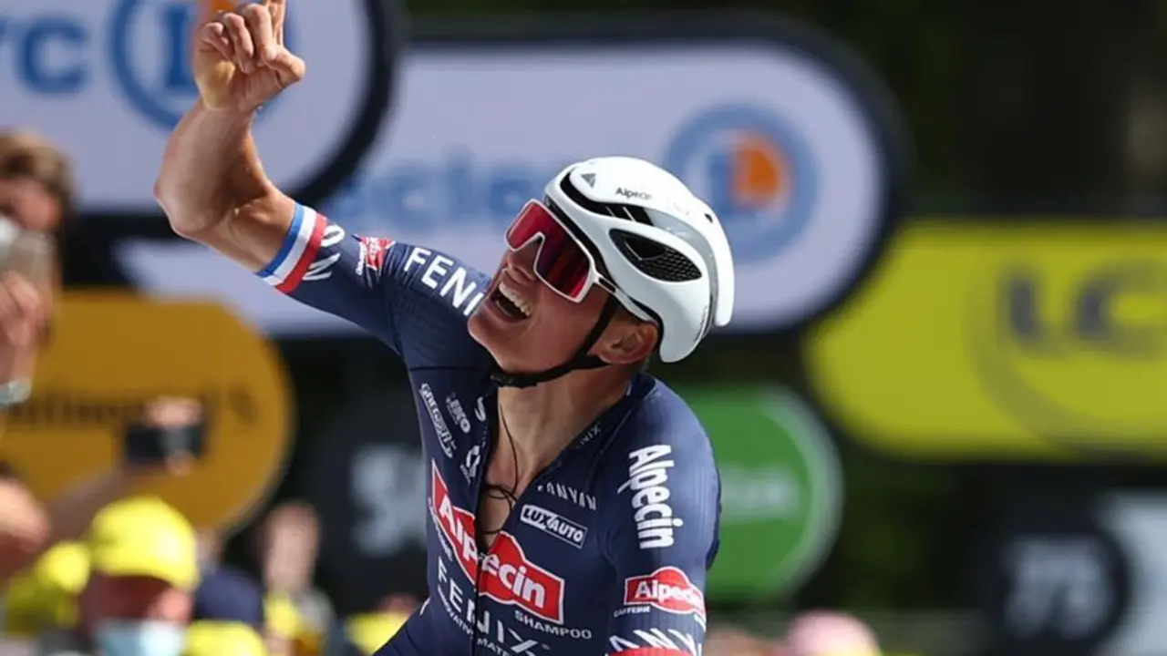 El ciclista holand&eacute;s Mathieu Van Der Poel, del equipo Alpecin-Fenix, gana la 2&ordf; etapa del Tour de Francia 2021 sobre 183,5 km de Perros-Guirec a Mur de Bretagne Guerledan, Francia, 27 de junio de 2021. (Ciclismo, Francia) EFE/EPA/Michael Steele / POOL