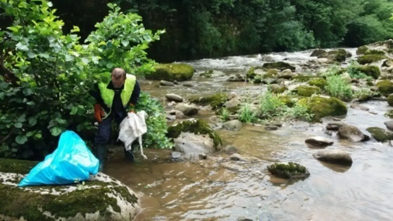 Labores de mantenimiento en el r&iacute;o Besaya.