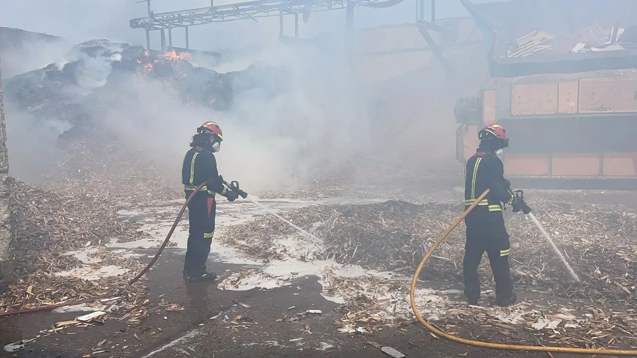 Bomberos trabajan en la extinci&oacute;n de un incendio en Alcal&aacute; de Henares