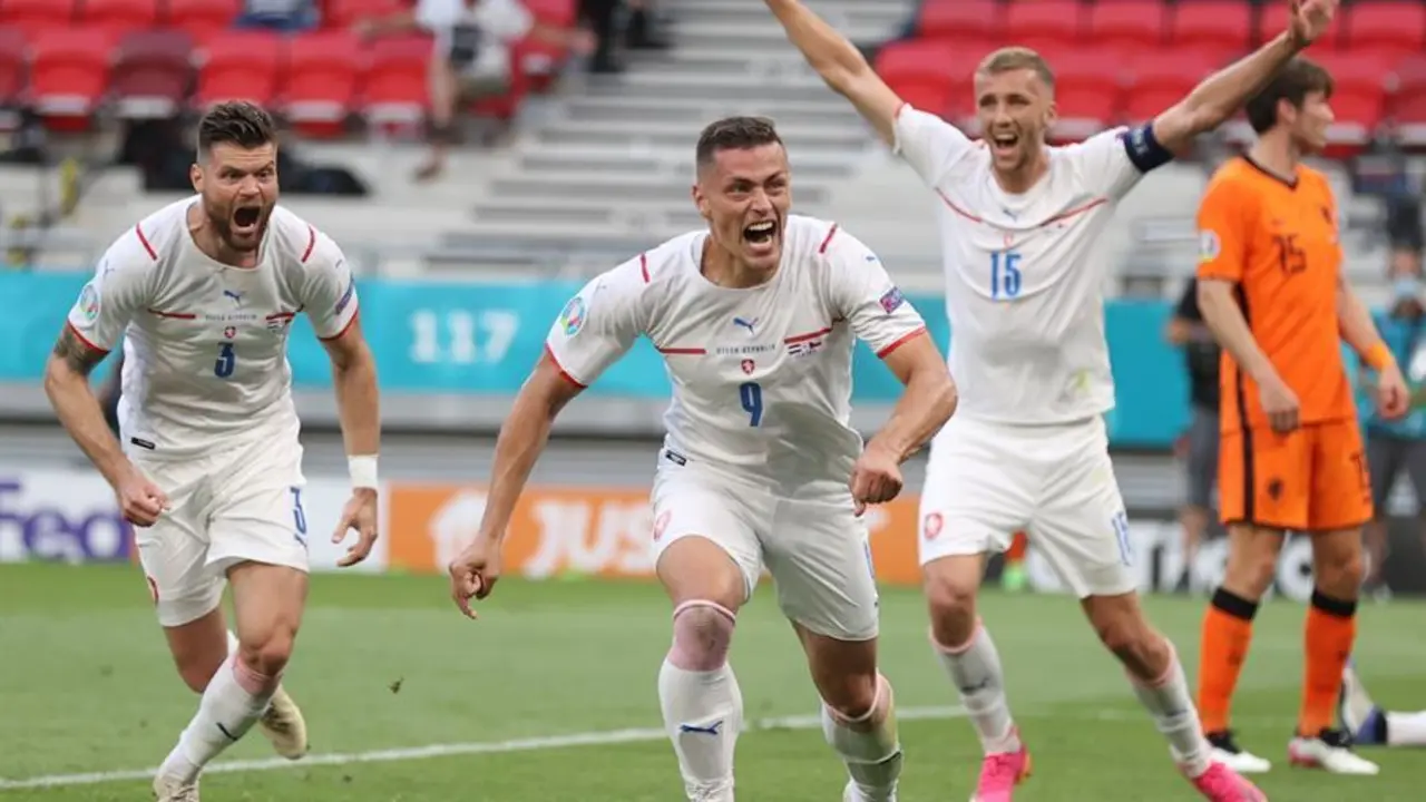 Tomas Holes (C) of the Czech Republic celebrates scoring the opening goal during the UEFA EURO 2020 round of 16 soccer match between the Netherlands and the Czech Republic in Budapest, Hungary, 27 June 2021. (Rep&uacute;blica Checa, Hungr&iacute;a, Pa&iacute;ses Bajos; Holanda) EFE/EPA/Alex Pantling