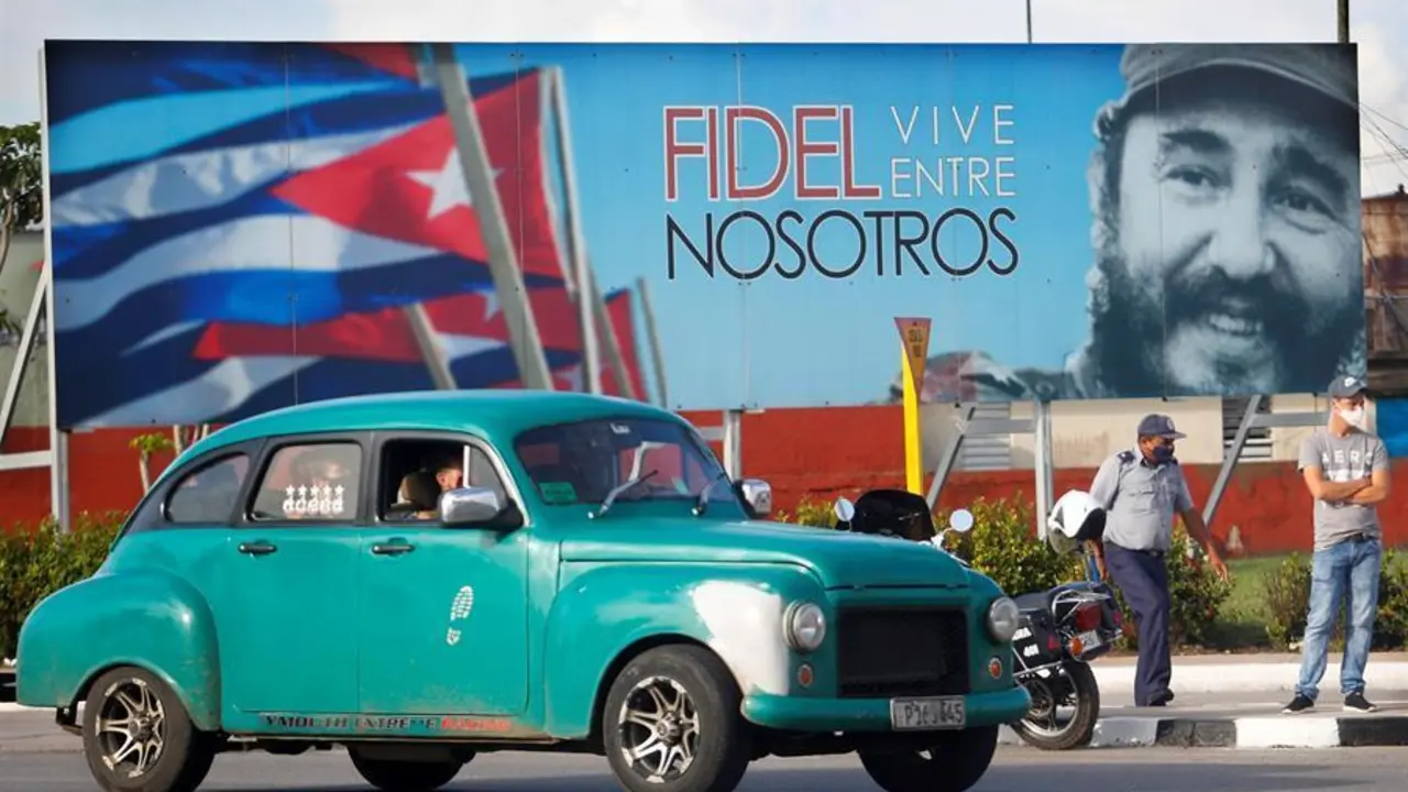 Valla con la imagen de Fidel Castro mientras se lleva a cabo una regata como parte de una campa&ntilde;a contra el bloqueo de Estados Unidos a la isla, en la bah&iacute;a de Matanzas (Cuba). Una regata cerr&oacute; la intensa campa&ntilde;a contra el embargo realizada por el Gobierno cubano de cara a la votaci&oacute;n, esta semana en la Asamblea General de Naciones Unidas, de la resoluci&oacute;n que la isla presenta cada a&ntilde;o para pedir el levantamiento de las sanciones de Estados Unidos vigentes desde 1962. EFE/Yander Zamora