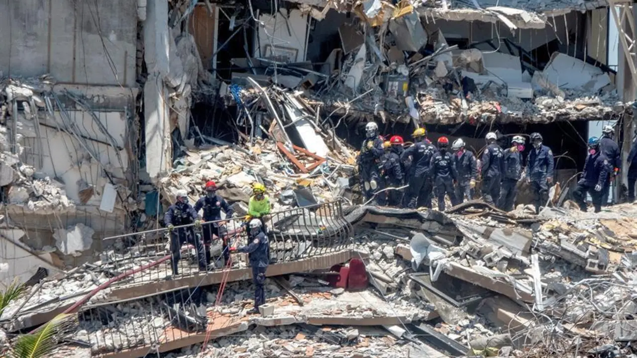 Rescue teams search the partially collapsed 12-story condominium building in Surfside, Florida, USA, 27 June 2021. The 12-story beachfront condominium building in the Miami suburb of Surfside, partially collapsed early 24 June 2021. (Estados Unidos) EFE/EPA/CRISTOBAL HERRERA-ULASHKEVICH
