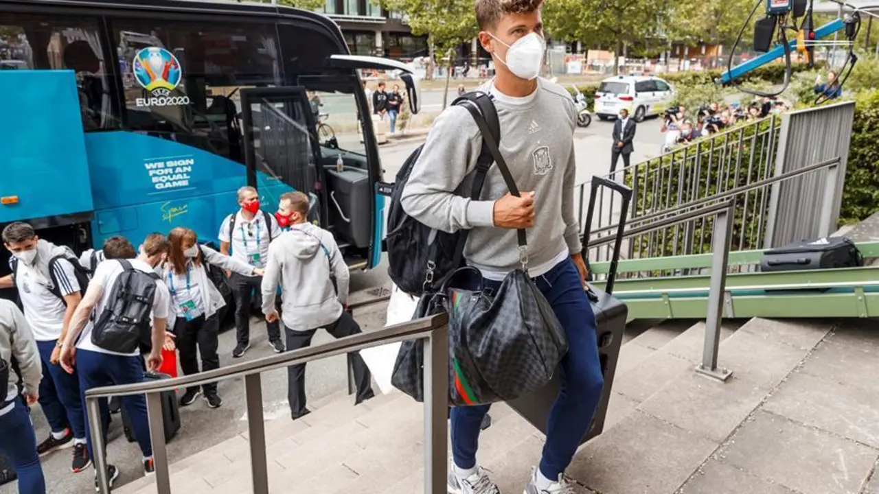 Marcos Llorente y el resto de jugadores de la selecci&oacute;n espa&ntilde;ola llegaron este domingo a Copenhague, donde el equipo disputar&aacute; ante Croacia los octavos de final de la Eurocopa 2020. EFE/RFEF/Pablo Garc&iacute;a -SOLO USO EDITORIAL. SOLO DISPONIBLE PARA ILUSTRAR LA NOTICIA QUE ACOMPA&Ntilde;A (CR&Eacute;DITO OBLIGATORIO)-