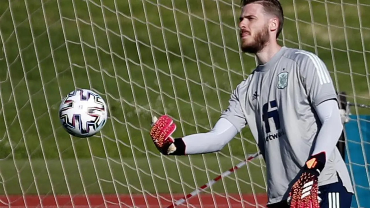 El guardameta de la selecci&oacute;n espa&ntilde;ola de f&uacute;tbol David de Gea durante el entrenamiento en la Ciudad del F&uacute;tbol de Las Rozas, preparatorio para el partido de octavos de final de la Eurocopa que les enfrenta a Croacia. EFE/Javier Liz&oacute;n