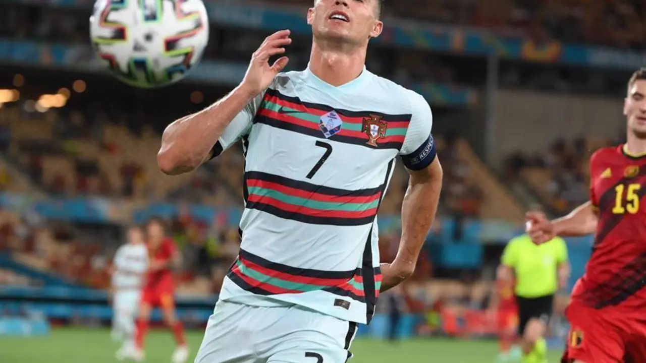 Cristiano Ronaldo de Portugal en acci&oacute;n durante el partido de f&uacute;tbol de octavos de final de la Eurocopa 2020 entre B&eacute;lgica y Portugal en Sevilla. EFE