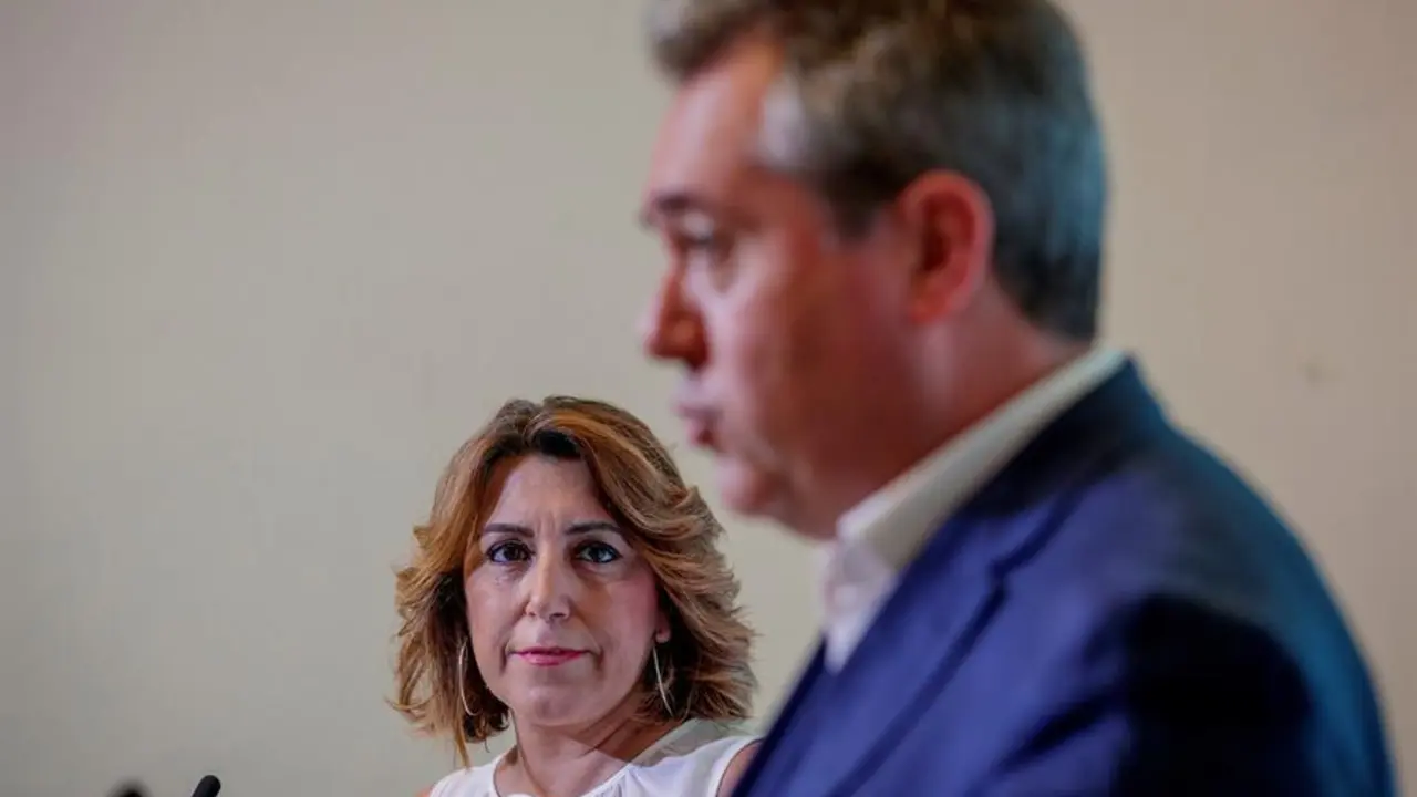 l candidato del PSOE de Andaluc&iacute;a a la Presidencia de la Junta, Juan Espadas, y la secretaria general andaluza, Susana D&iacute;az, en la rueda de prensa conjunta en la que han informado sobre la f&oacute;rmula pactada para el proceso de transici&oacute;n en la formaci&oacute;n socialista, hoy en la sede del partido en Sevilla. EFE/Julio Mu&ntilde;oz