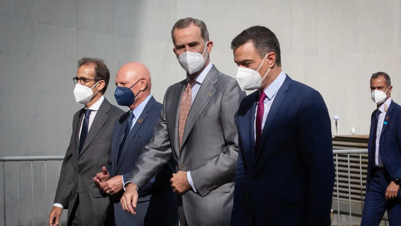 El Rey Felipe VI (2d), y el presidente del Gobierno, Pedro S&aacute;nchez (d), conversan a su llegada a la primera jornada de la XIV edici&oacute;n del Mobile World Congress (MWC 2021) en el  recinto Gran Via de Fira de Barcelona, en L'Hospitalet de Llobregat, Barcelon