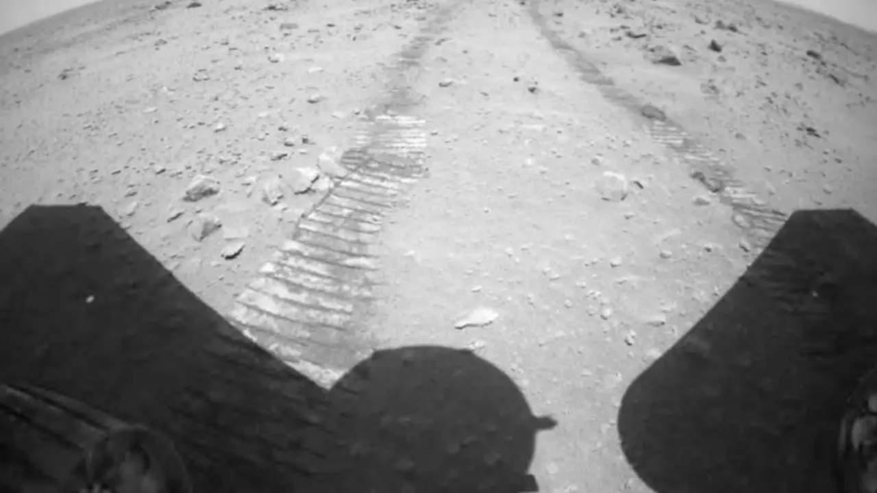 Rover Zhurong conduciendo en Marte