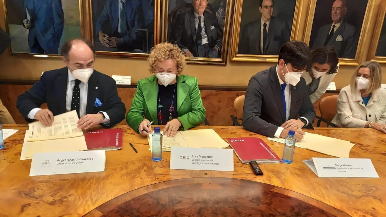 El rector de la Universidad de Oviedo, Ignacio Villaverde, junto a la presidenta del CSIC, Rosa Men&eacute;ndez, y el consejero de Ciencia, Borja S&aacute;nchez, firman el convenio de constituci&oacute;n del IMIB.