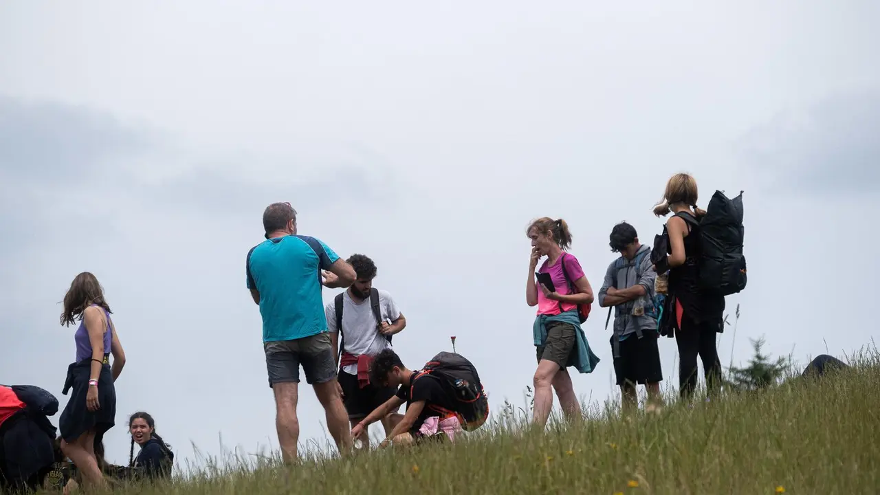 Varios peregrinos descansan sin mascarilla, en el Monte do Gozo, la &uacute;ltima etapa del camino de Santiago, durante el primer d&iacute;a en el que no es obligado el uso de la mascarilla en exteriores desde el inicio de la pandemia, a 26 de junio de 2021.