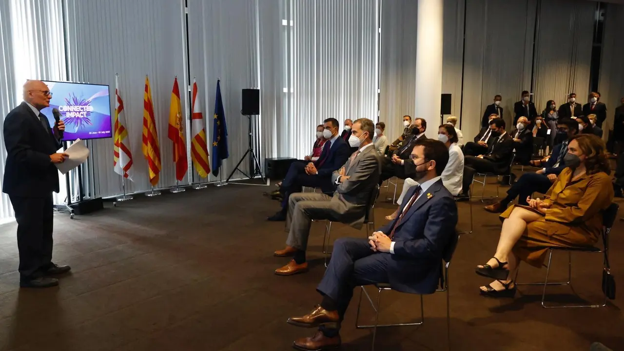 El consejero delegado de la GSMA, John Hoffmann, en la conferencia inaugural del MWCcon el rey Felipe VI; el presidente del Gobierno, Pedro S&aacute;nchez; el presidente de la Generalitat, Pere Aragon&egrave;s; la alcaldesa de Barcelona, Ada Colau, y otras autoridades.
