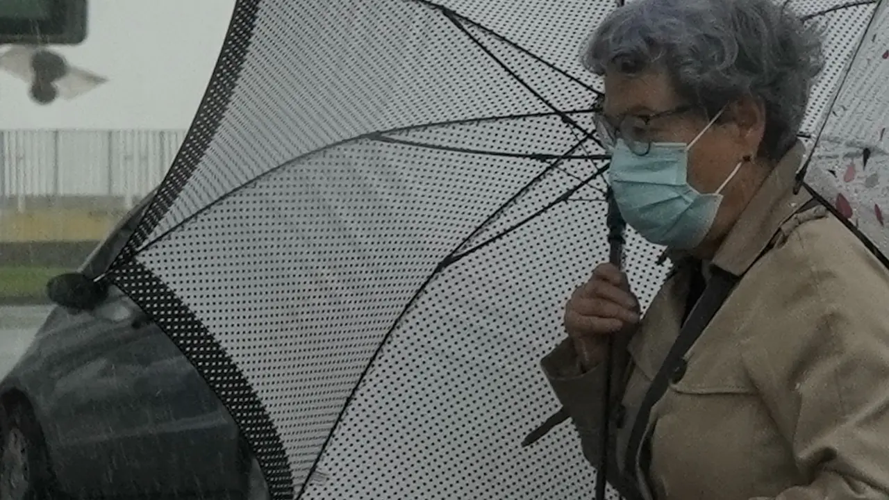 Una mujer bajo la lluvia de Santander. / Hardy