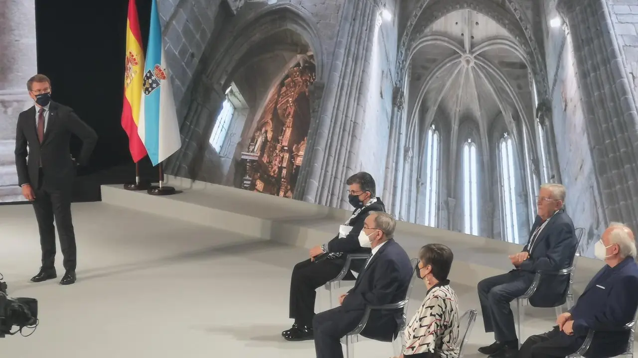 El presidente de la Xunta, Alberto N&uacute;&ntilde;ez Feij&oacute;o, junto a los premiados en las Medallas Castelao 2021.