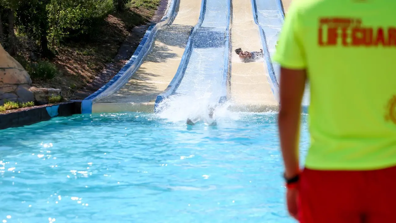 Un socorrista al final de un tobog&aacute;n, en el parque acu&aacute;tico Aquopolis, a 27 de junio de 2021, en Villanueva de la Ca&ntilde;ada, Madrid, (Espa&ntilde;a). El parque acu&aacute;tico, que abri&oacute; sus puertas ayer, cuenta con un 50% de aforo y mantiene las medidas de seguridad e hi