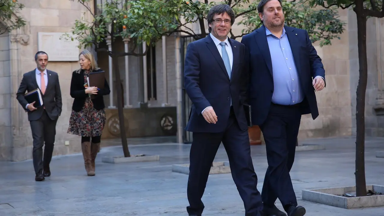 Archivo - El expresidente de la Generalitat Carles Puigdemont y el exvicepresidente Carles Puigdemont en una reuni&oacute;n del Govern en 2017. ARCHIVO.