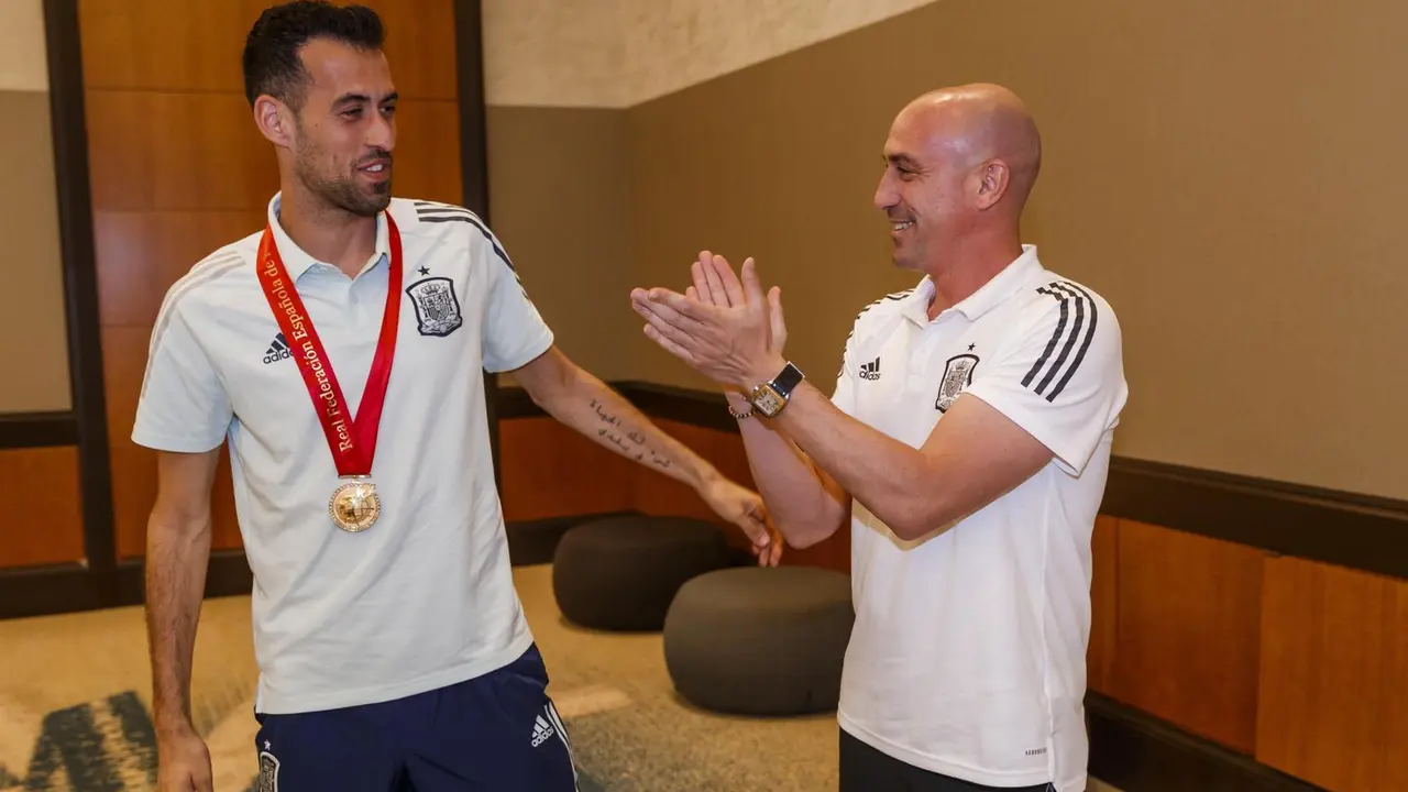 El presidente de la RFEF, Luis Rubiales, entrega al capit&aacute;n de la selecci&oacute;n espa&ntilde;ola de f&uacute;tbol, Sergio Busquets, una medalla por sus 100 partidos con 'la Roja'.