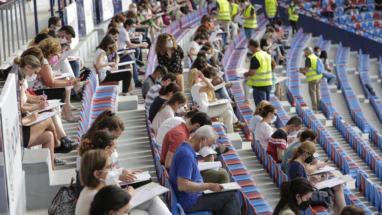 Cerca de 3.000 personas toman las gradas del estadio del Levante UD en la oposici&oacute;n de administrativos de la Diputaci&oacute;n