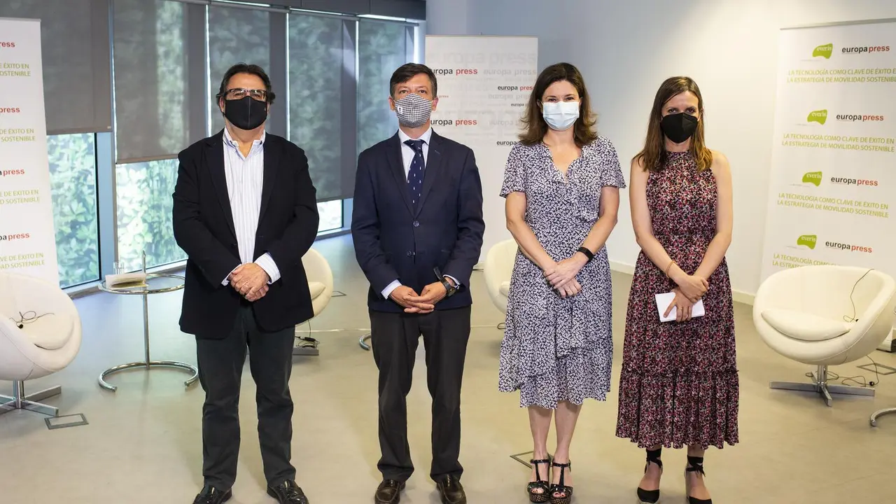 Arturo Corb&iacute; (Everis); el coordinador General de Medio Ambiente del Ayuntamiento de Madrid, Jos&eacute; Antonio Mart&iacute;nez P&aacute;ramo; la secretaria General de Transportes y Movilidad, Mar&iacute;a Jos&eacute; Rallo; y la redactora jefe de Europa Press Sociedad, Mar&iacute;a Pin