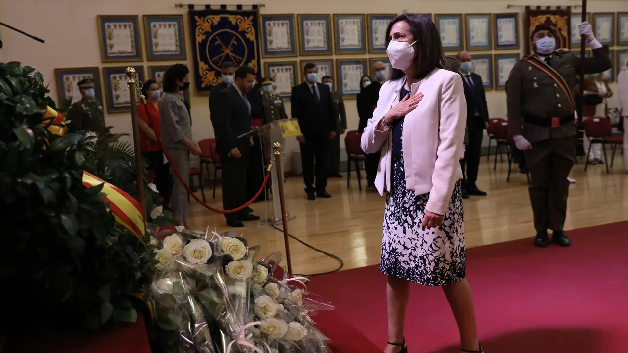 La ministra de Defensa, Margarita Robles, se acerca al altar durante un acto de homenaje a los militares y miembros de las Fuerzas y Cuerpos de Seguridad del Estado fallecidos en Afganist&aacute;n, a 28 de junio de 2021, en la Escuela de Guerra del Ej&eacute;rcito, en 