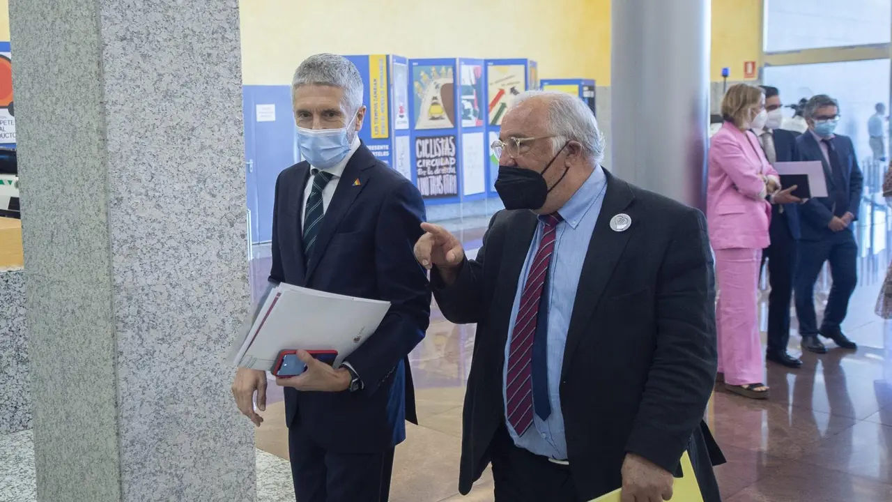 (I-D) El ministro del Interior, Fernando Grande-Marlaska, y el director general de Tr&aacute;fico, Pere Navarro, conversan a su llegada a la presentaci&oacute;n del dispositivo de tr&aacute;fico para este verano y la nueva campa&ntilde;a de concienciaci&oacute;n en medios de comunicaci&oacute;n d