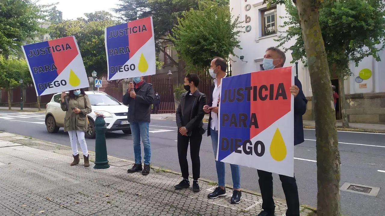 Archivo - Familiares y allegados de Diego Bello a las puertas del Valedor do Pobo antes de reunirse con la titular de la instituci&oacute;n, Mar&iacute;a Dolores Fern&aacute;ndez Gali&ntilde;o
