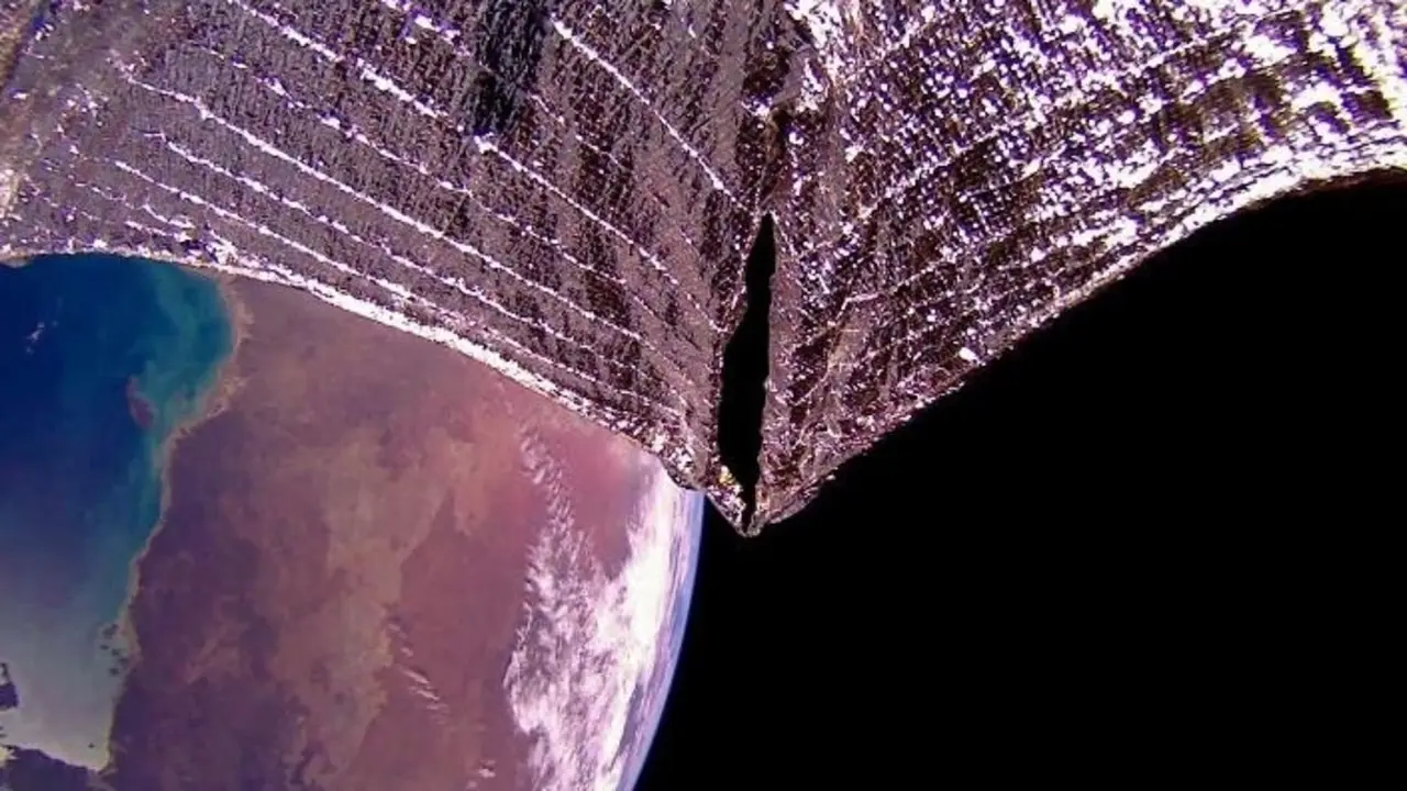 Vela de LightSail 2 con la Tierra de fondo