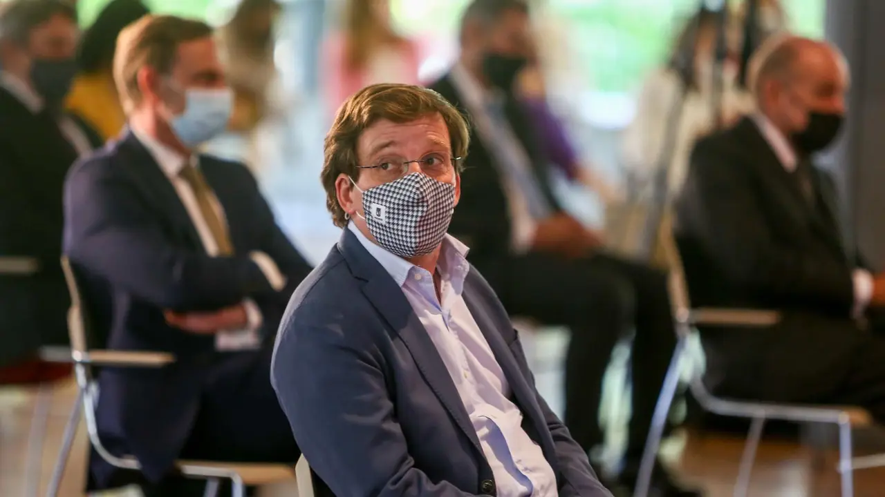 El alcalde de Madrid, Jos&eacute; Luis Mart&iacute;nez- Almeida, durante la ceremonia de nombramiento de los embajadores de la igualdad de la organizaci&oacute;n por Women in a Legal World, en el  Pabell&oacute;n de los Jardines de Cecilio Rodr&iacute;guez del Parque de El Retiro, a 23 de 