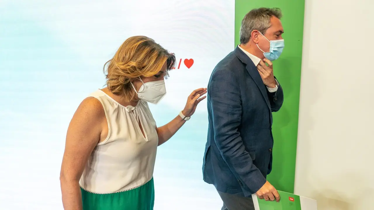 El candidato del PSOE-A a la presidencia de la Junta, Juan Espadas, y la secretaria general, Susana D&iacute;az, al finalizar la rueda de prensa a 28 de junio 2021 en Sevilla (Andaluc&iacute;a)