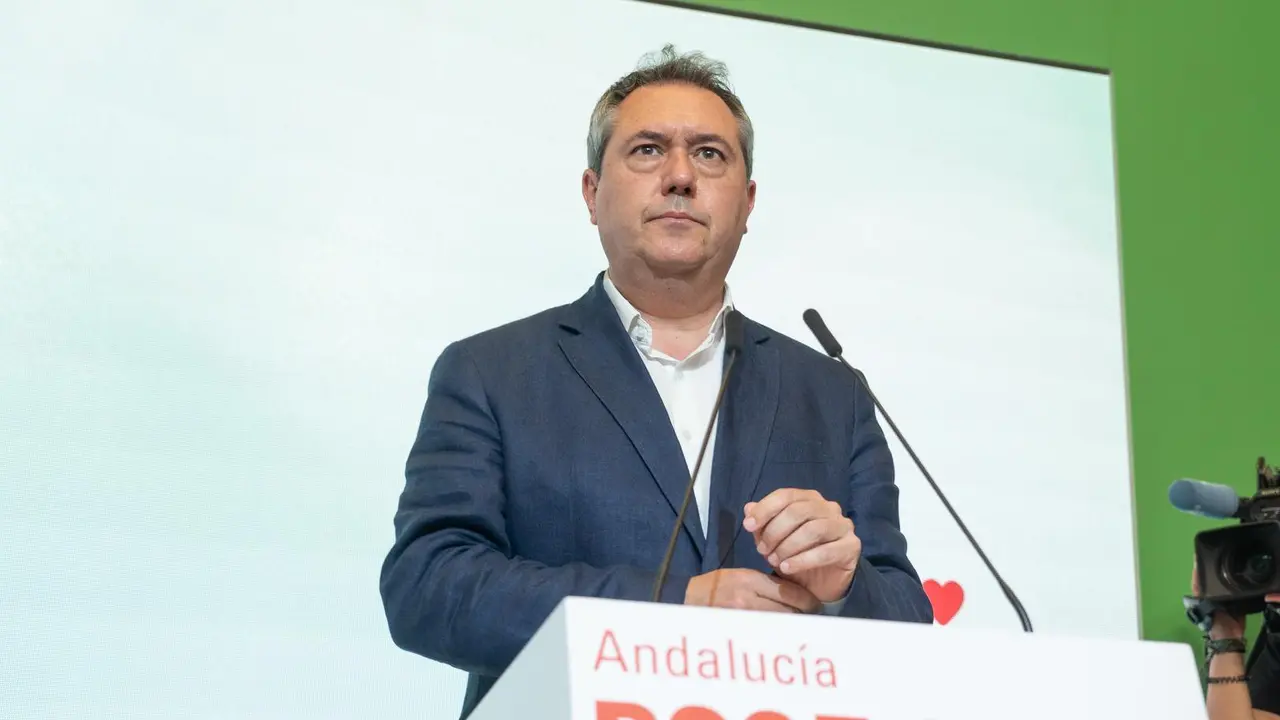 El candidato del PSOE-A a la presidencia de la Junta, Juan Espadas, en la rueda de prensa con la secretaria general, Susana D&iacute;az  a 28 de junio 2021 en Sevilla (Andaluc&iacute;a)
